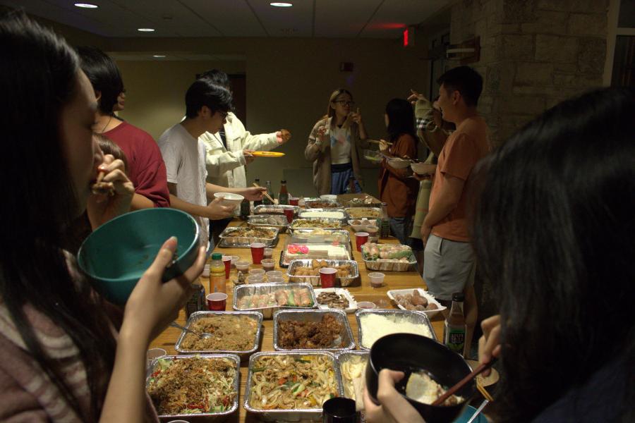 越南学生协会的成员在Maurer Link共进晚餐.